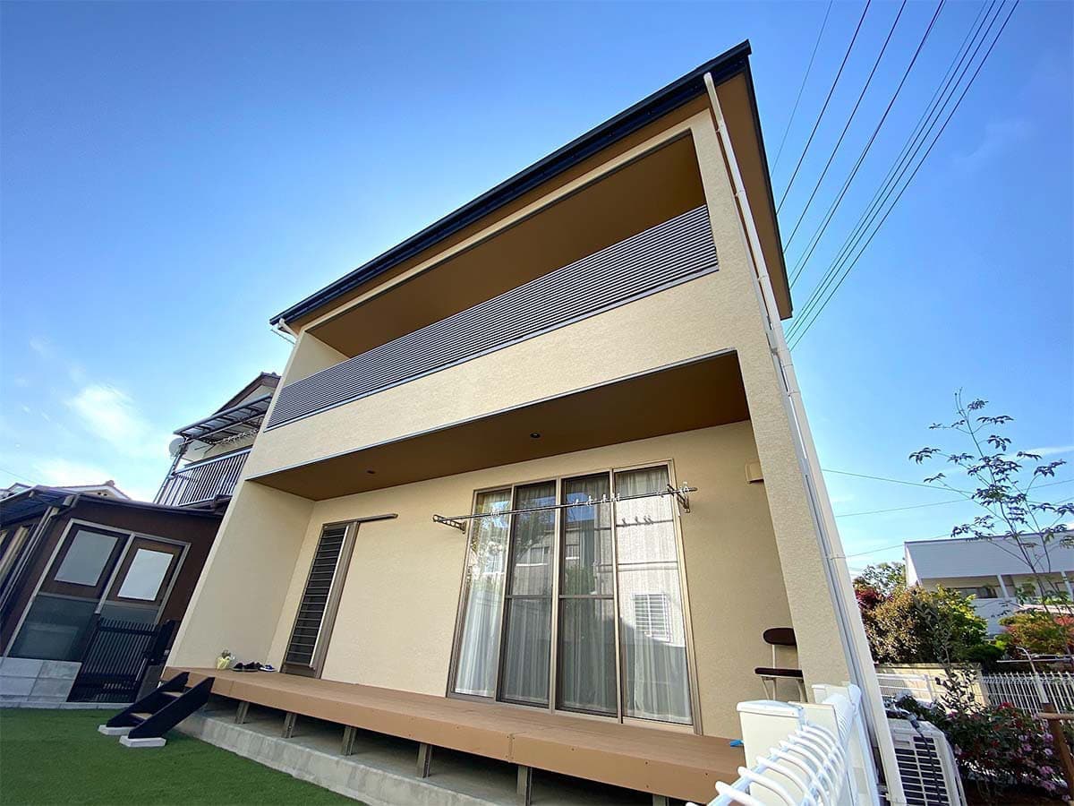 外観と奥行き1.200mmのウッドデッキ