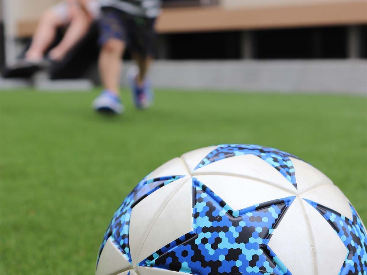 人工芝でサッカーを楽しむ