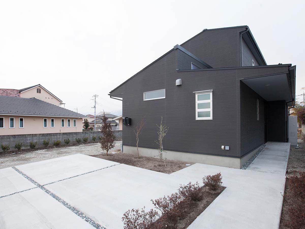 北東方向からの外観