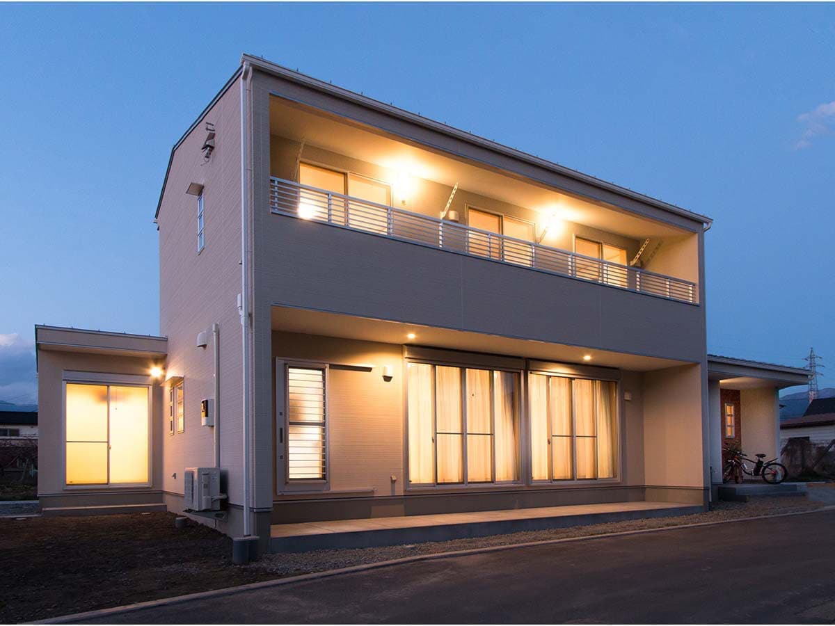 夕方の外観
