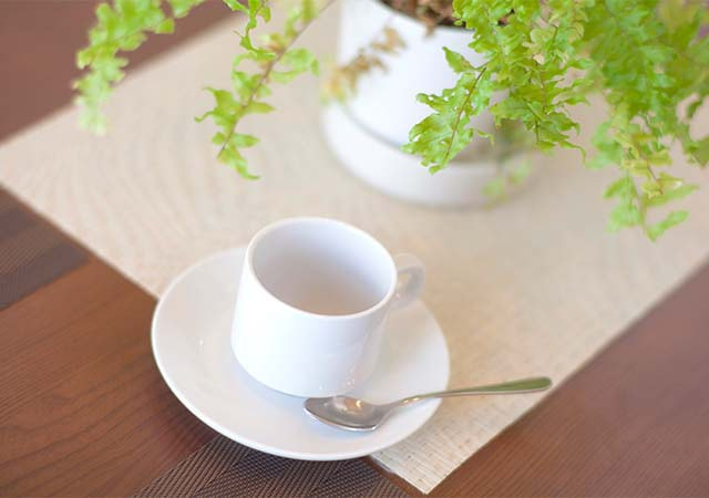 日の当たるリビングで飲むコーヒー